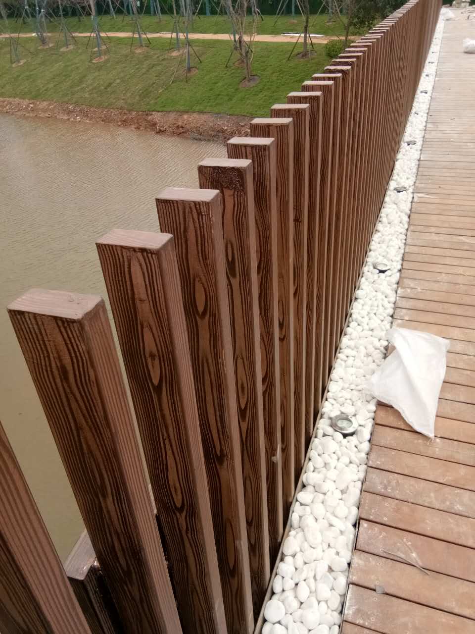 甘孜钢管护栏木纹漆施工项目